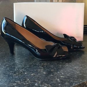 Karen Scott Pumps